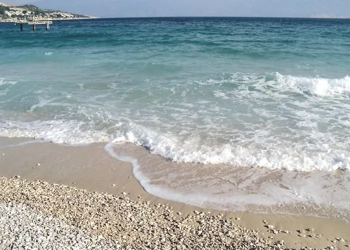 & Nikica Πανσιόν Baška