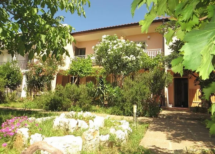 Πανσιόν & Nikica 3*